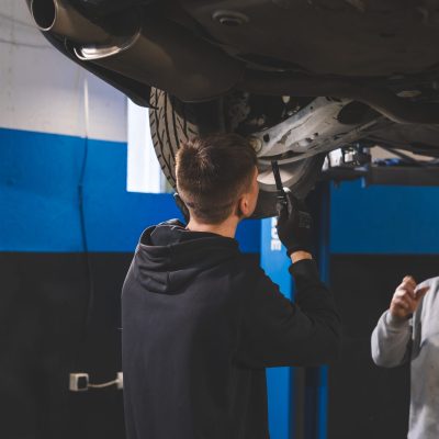 Mehaanik kontrollib autot tõstukil Car Check töökojas