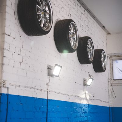 Car Check autotöökoja seinal olevad veljed ja rehvid